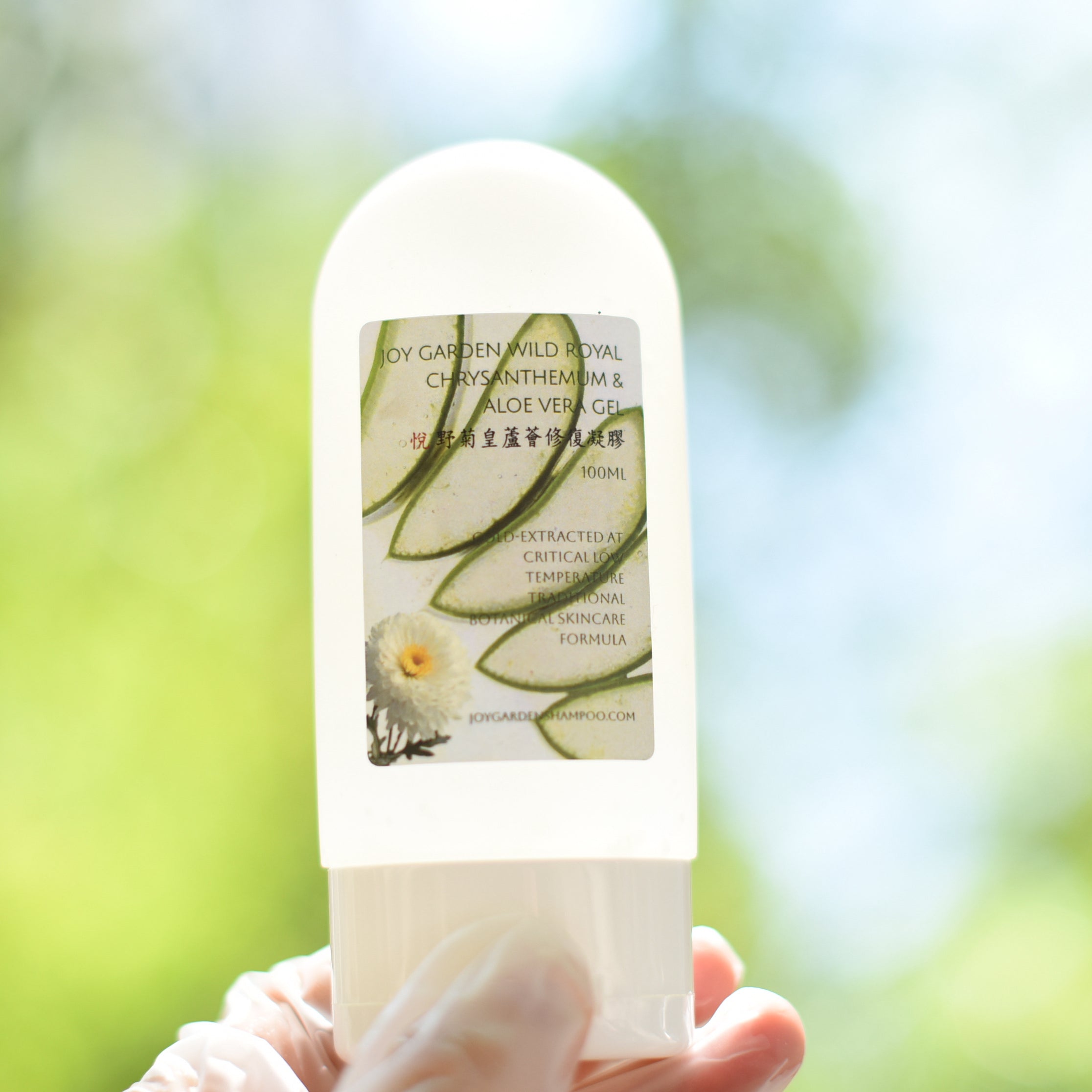 Wild Royal Chrysanthemum & Aloe Vera Gel 100mlRefreshing and anti-inflammatory with no sticky residue. Cooling sensation for summer after-sun repair and steroid-damaged skin recovery.Plant-based, freshness-locked formula